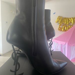 Brand new only wore once tryna sell asap please hit me up !!